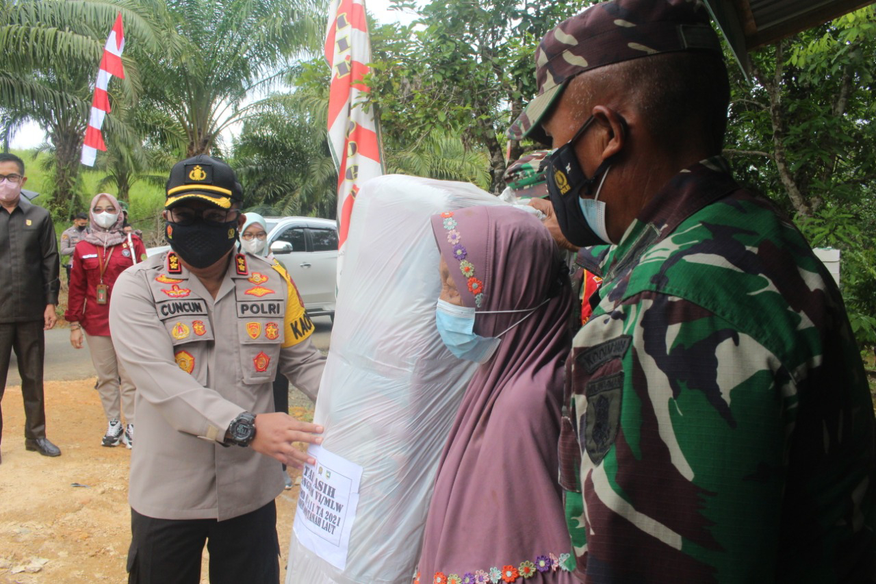 Sinergi Membangun Negeri Kapolres Tala Beserta Jajaran Turut Sukseskan TMMD Ke-111 Kodim 1009/Tanah Laut