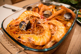 Spanish style toasted spaghetti with prawns and clams | Svelte Salivations