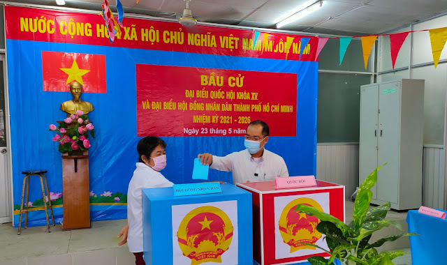 Đồng chí Võ Hoàng Phú, UVBTV, Trưởng Ban Tuyên giáo bỏ phiếu tại khu vực bầu cử số  (Ảnh BV)
