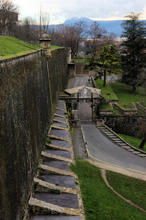 El Portal de Francia o de Zumalacárregui, y su segundo portón exterior