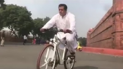 Salman Khan share cycle video from Delhi Red Fort