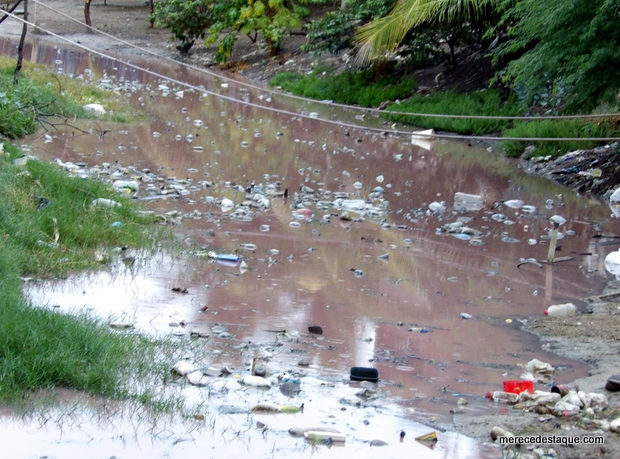 População reclama de lagoa de esgoto avermelhado e podre próximo a residências em Santa Cruz