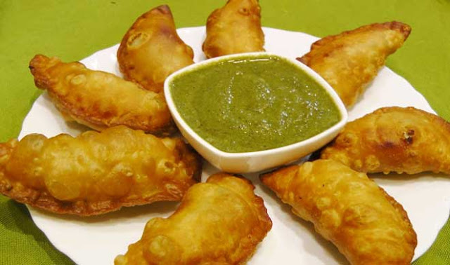 http://www.indianlazizkhana.com/2016/06/matar-ki-gujhiya-recipes-in-hindi.html