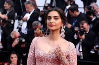 Sonam Kapoor looks stunning in Cannes 2017 001.jpg