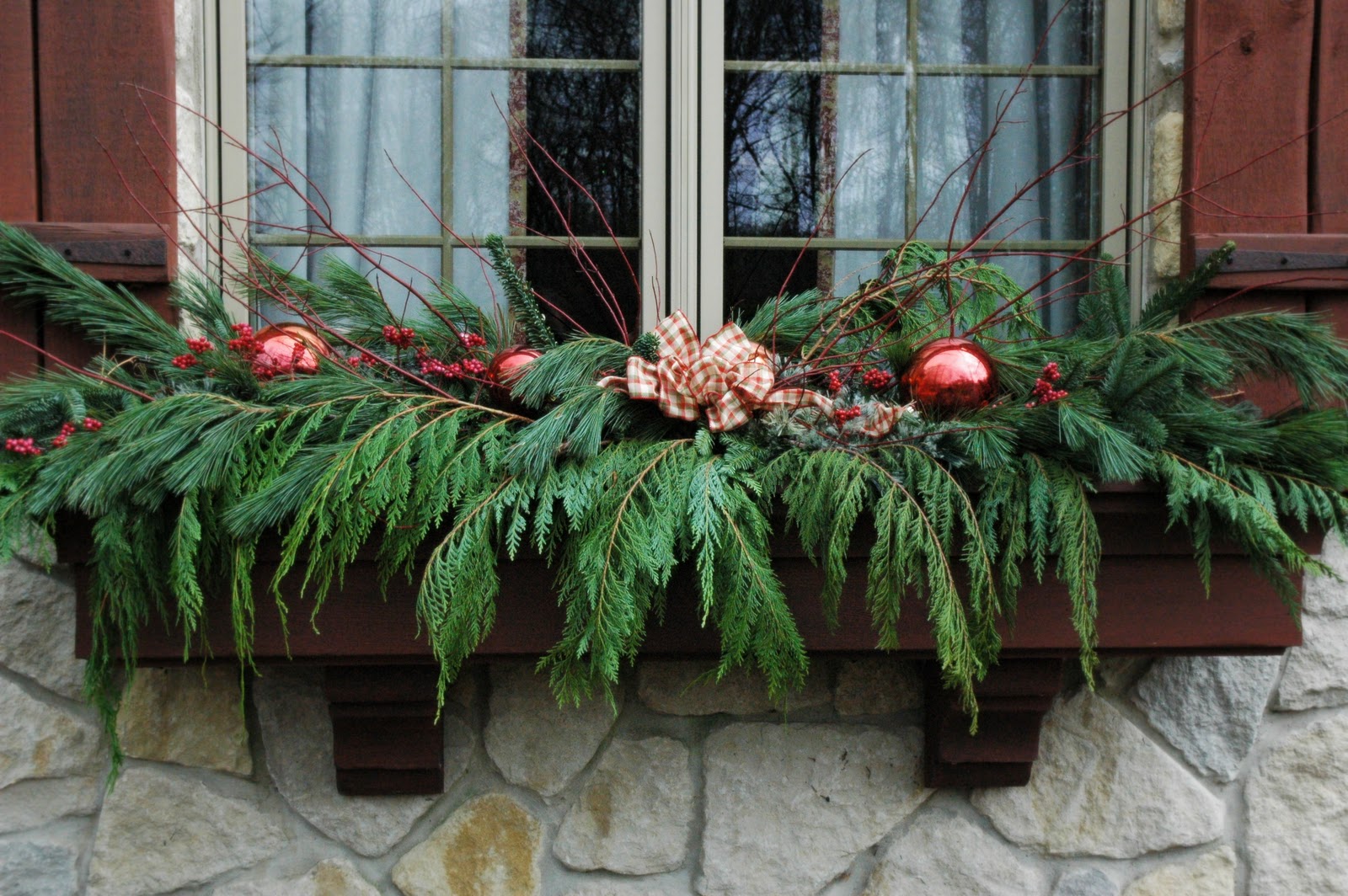 How to Decorate Outdoor Window Boxes for Christmas 