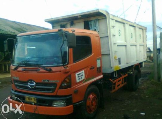 dump truck HINO Jakarta Selatan