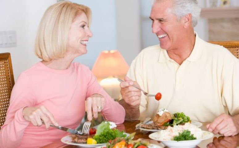 Adultos mayores comiendo saludable