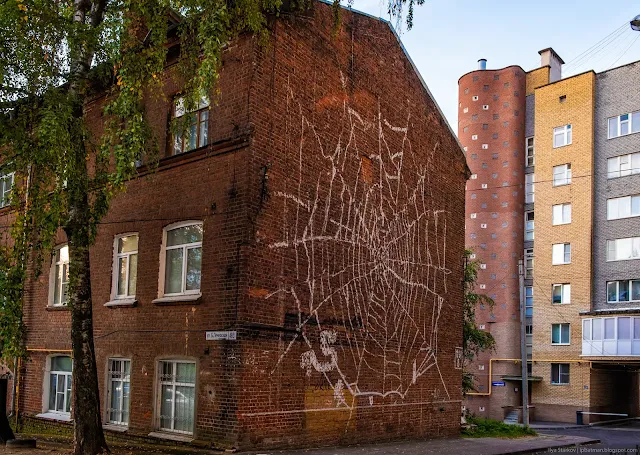 Рисунок паутины на стром кирпичном здании