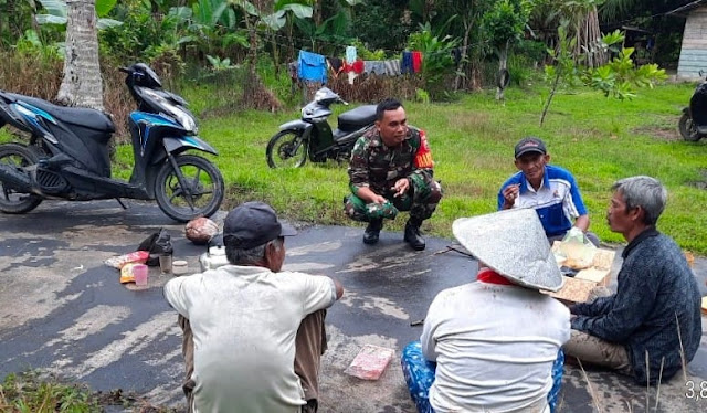 Laksanakan Komsos Babinsa Saprizal Ajak Warga Menjaga Kebersihan Rumah dan Lingkungan