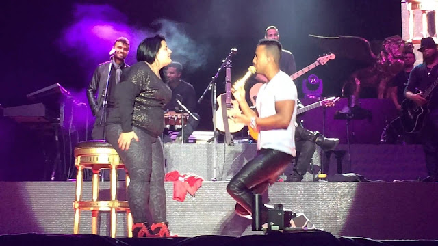 Romeo Santos y Maluma se comieron a besos dos fans en pleno concierto