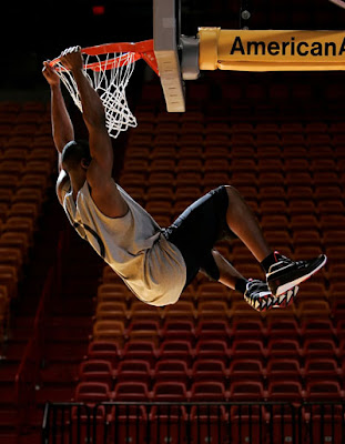 dwyane wade dunk perkins. dwyane wade dunk perkins. Last night Dwyane Wade hit the