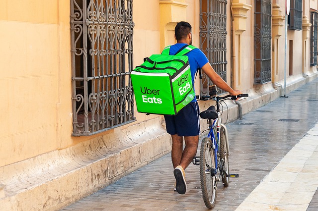 rapaz com bicicleta delivery