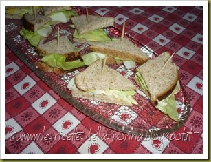 Mini sandwich con pane integrale, uova sode, lattuga e maionese (7)