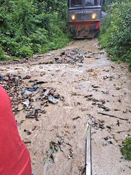 Tren de călători blocat de inundații, la Pojorâta