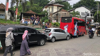 6 Pelajar Tergencet Mobil-Bus di Parkiran Makam Sunan Giri Gresik, 1 Tewas