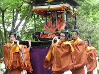 第55代斎王代は十二単姿で腰輿に乗り賀茂街道を通って上賀茂神社へ