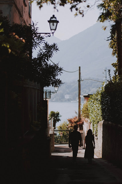 Casal numa das ruas de Bellagio, perto de Pescallo