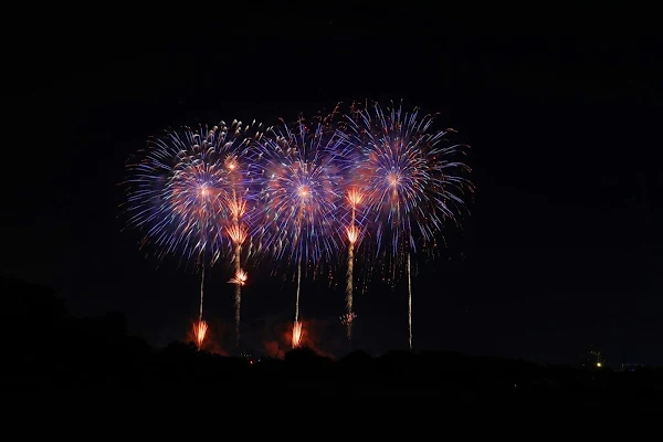 ▲睽違九年，112年國慶焰火回歸台中！18日晚間在中央公園焰火試放雖然僅短短五分鐘，但十分絢爛，讓人充滿幸福感。（民政局提供）