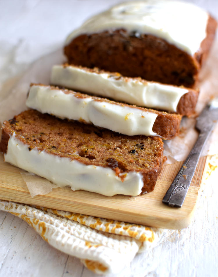 Bizcocho muy esponjoso de calabaza decorado con glaseado de queso crema