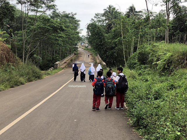 Anak-anak dari kampung Cihanyir semangat pergi ke sekolah di SDN Inpres Nagaraherang, sementara yang SMP harus naik angkot menuju SMPN 1 Sukahening sekitar 3 km perjalanan  || ©JelajahSuwanto