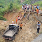 1 Unit Pick Up Terperosok Akibat Jalan Amblas di Simarpinggan