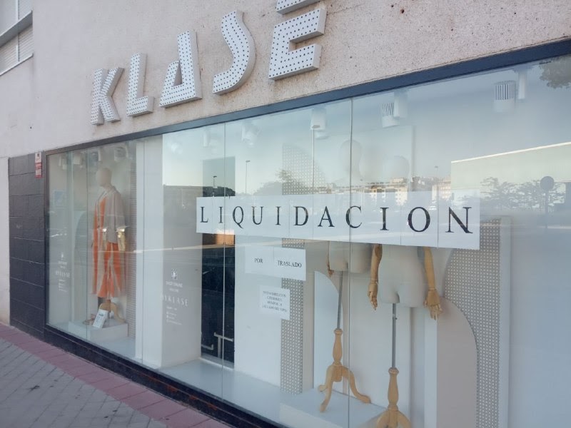 Ru Obligar Descubrimiento La tienda de ropa Klase, en liquidación por próximo traslado a la calle  Federico Mompou ~ Livin' Las Tablas