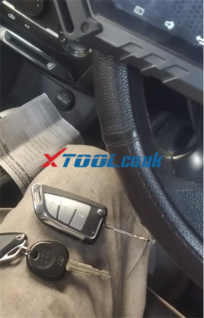 Program Hyundai i20 Smart Key with Xtool X100 Pad2 01