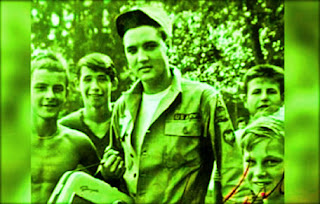 E. Presley 1956 με παιδιά του Τουπέλο