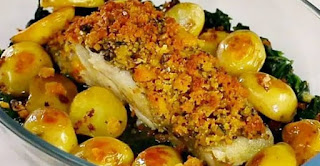 Bacalhau com broa, batatas e espinafres