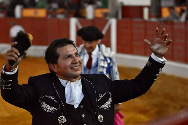 Cuauhtémoc Ayala corta una oreja en Almagro