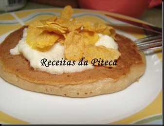 Panquecas light de maçã com creme de iogurte natural com cereais