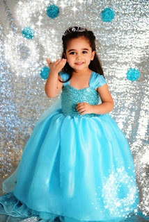 Foto gambar anak cantik pakai dress frozen