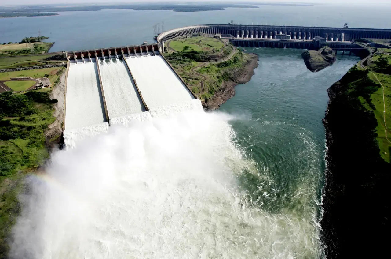 Segundo empresa, vazão de água está em 1,4 milhão de litros por segundo na manhã desta quarta-feira (1º). Conforme usina, medida é para garantir a segurança da barragem em cenários de excesso de água