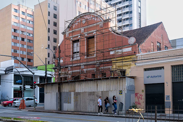Casarão na Avenida Marechal Floriano Peixoto, esquina com a Rua André de Barros, em processo de restauro.