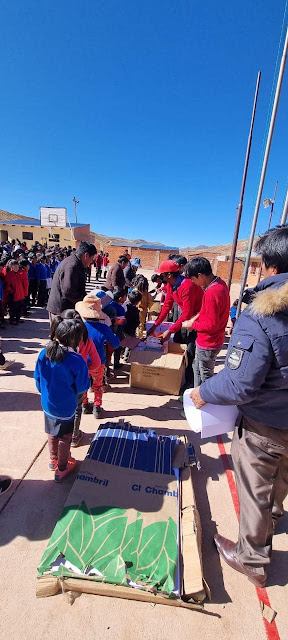 Dank unserer Spender haben die Schüler von Pampa Colorada Bolivien heute Morgen Schulmaterialien erhalten. Gott schütze Euch alle in diesen schwierigen Zeiten. Von den Kindern ein herzliches Dankeschön.