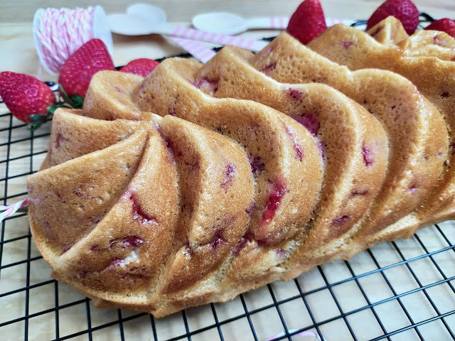 Receta de bizcocho de leche condensada con fresas y coco. Ideal para desayunos y meriendas.  Bizcocho fácil, La lechera, tierno, jugoso, esponjoso, de temporada, rico. Cuca