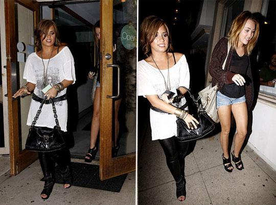 As BFF's Miley Cyrus e Demi Lovato foram flagradas juntas em LA num 