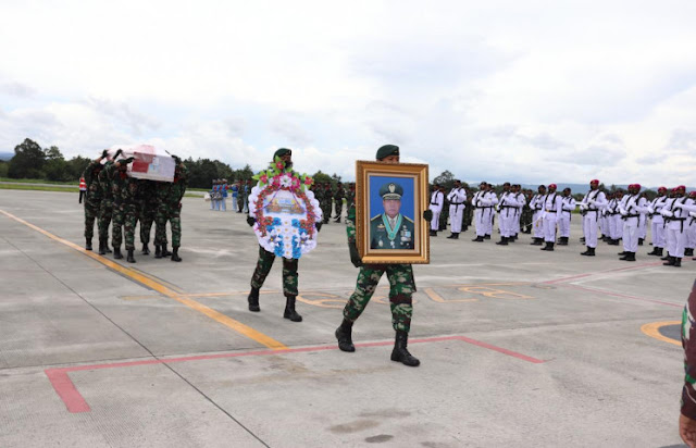 Lukas Enembe Berdukacita Atas Wafatnya Wakasad Herman Asaribab.lelemuku.com.jpg