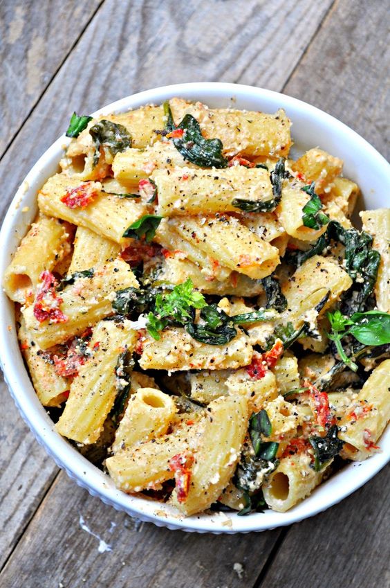 Super garlicky sun dried tomatoes and spinach cooked in white wine. Made creamy with luscious cashew cream, tossed with rigatoni.