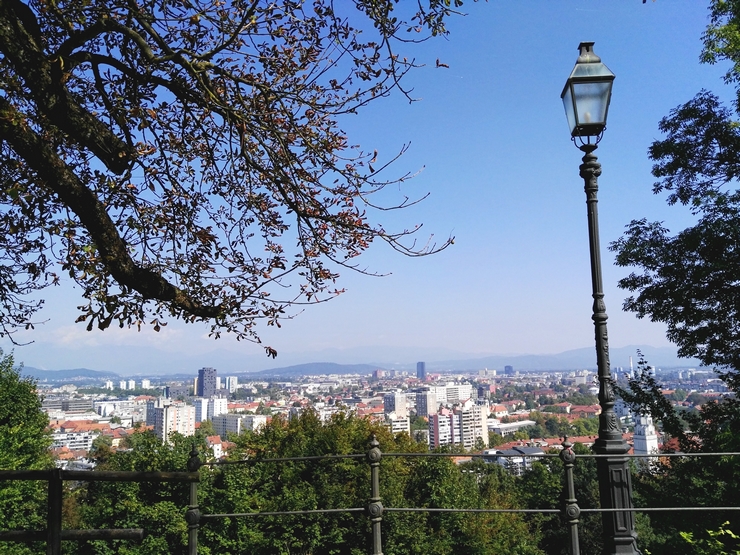 vue depuis chateau buildings lampadaire ljubljana