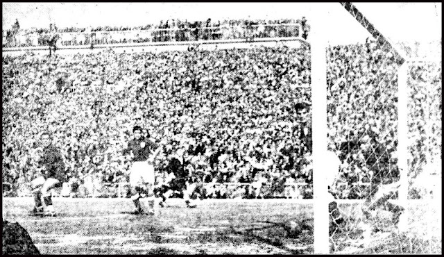 Zarra remata de cabeza para batir a Barrigana y marcar el primer gol de España. SELECCIÓN DE ESPAÑA 5 SELECCIÓN DE PORTUGAL 1. 02/04/1950. IV Copa del Mundo, Brasil 1950, fase de clasificación, partido de ida. Madrid, estadio de Chamartín. GOLES: 1-0: 11’, Zarra. 2-0: 13’, Basora. 3-0: 15’, Panizo. 3-1: 36’, Cabrita. 4-1: 58’, Zarra. 5-1: 65’, Molowny.