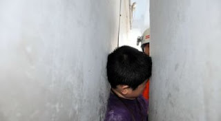 Bocah SD Ini Tejepit di Celah Tembok 10 Cm