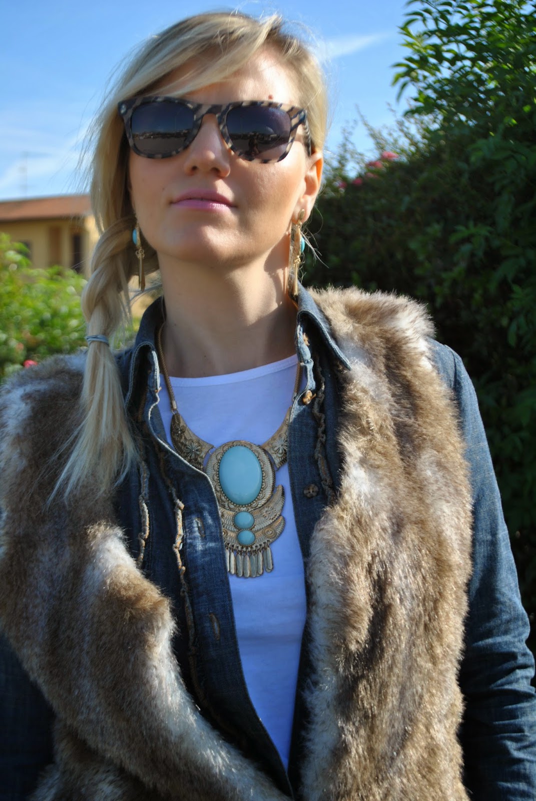 outfit autunnali casual outfit jeans camicia in denim cuissardes e  gilet in ecopelliccia orecchini e collana etnica majique london hoe to wear cuissardes how to wear faux fur vest oautumnal outfit autumnal casual outfit mariafelicia magno mariafelicia magno fashion blogger colorblock by felym fashion blogger italiane fashion bloggers italy italian girl ragazze italiane fashion blogger bionde blonde girls