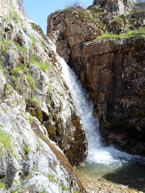 Поход к водопаду на 21 километре ущелья Варзоб, горы Таджикистана