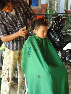 Tukang Cukur Keliling di Pagaden Barat, Subang