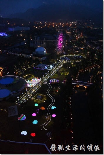 日本北九州-豪斯登堡。夜晚天由「德姆特倫高塔」俯瞰「藝術花園」的情景，可以看各種燈光妝點大地與摩天輪，也有立體雷射投影，好不熱鬧。