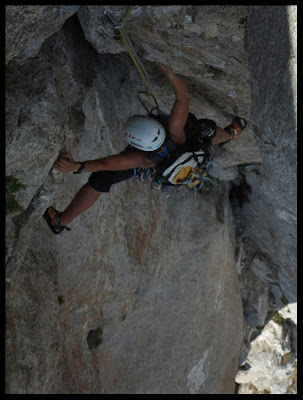 Escalando el séptimo largo de la Vía Valle de Tena a la Foratata oriental