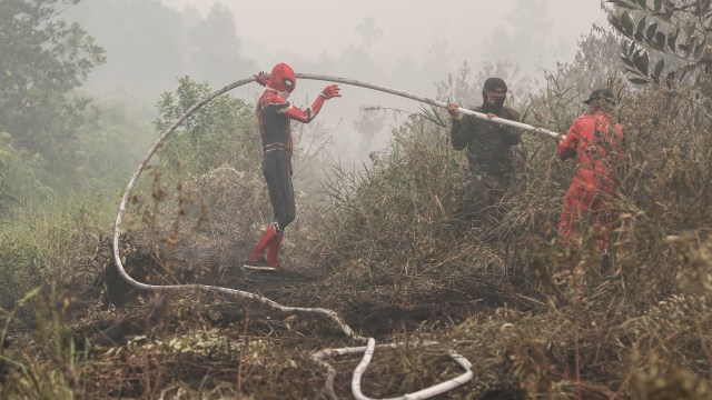 Spider-Man Bantu Memadamkan Kebakaran Hutan di Riau