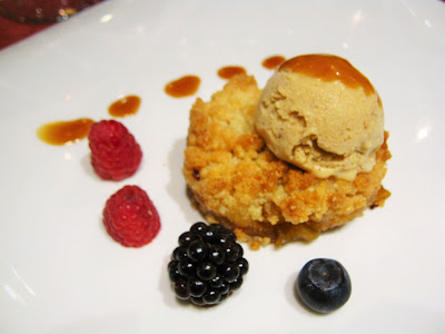 Crumble di mele gelato alla colomba pasquale e caramello salato al caffè 