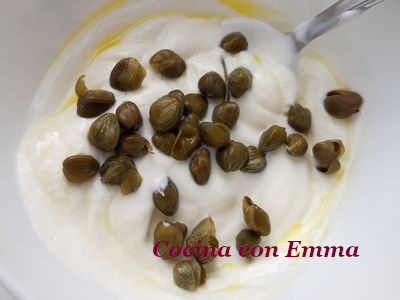 Salmón con aderezo de yogur griego